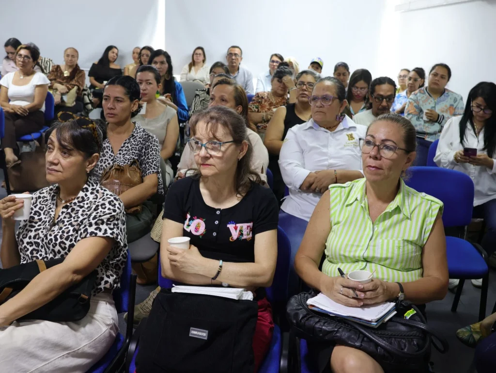 Asistentes al evento organizado por Artesanías de Colombia S.A.-BIC y la Cámara de Comercio de Ibagué