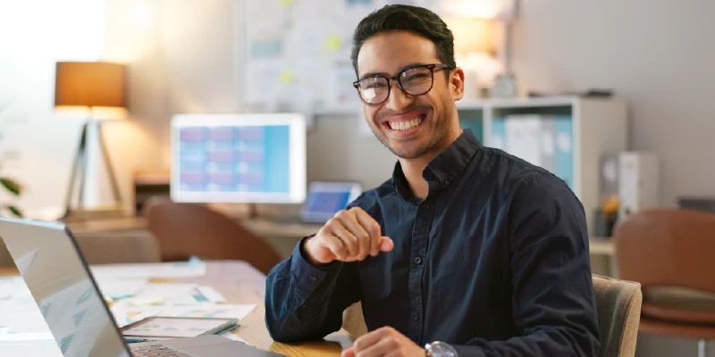 Imagen de stock de emprendedor sonriendo