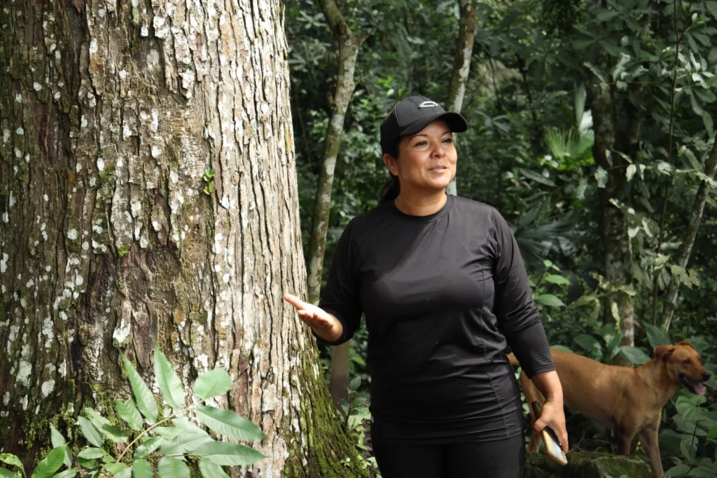 Leidy Cabrera, propietaria del lugar, en un entorno rural.