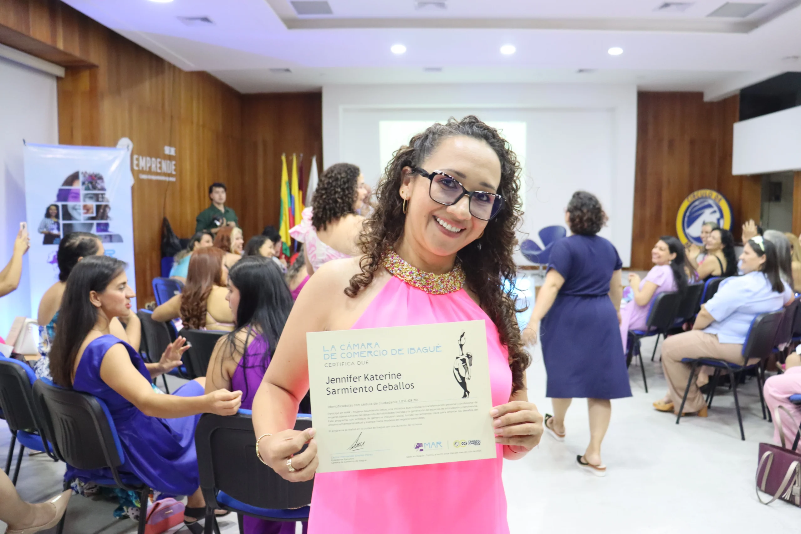 Jennifer Sarmiento Ceballos posando con su certificado emitido por la Cámara de Comercio de Ibagué