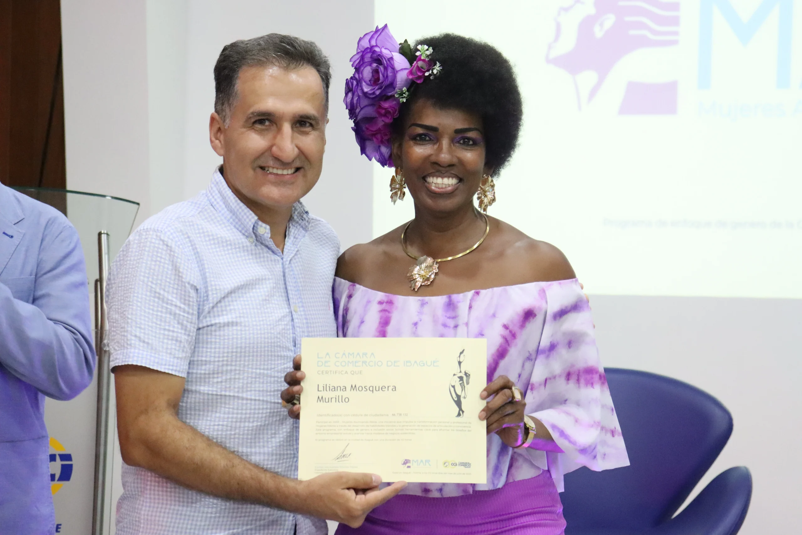 Liliana Mosquera Murillo, recibiendo su certificación de la CCI y posando con el presidente ejecutivo de la entidad