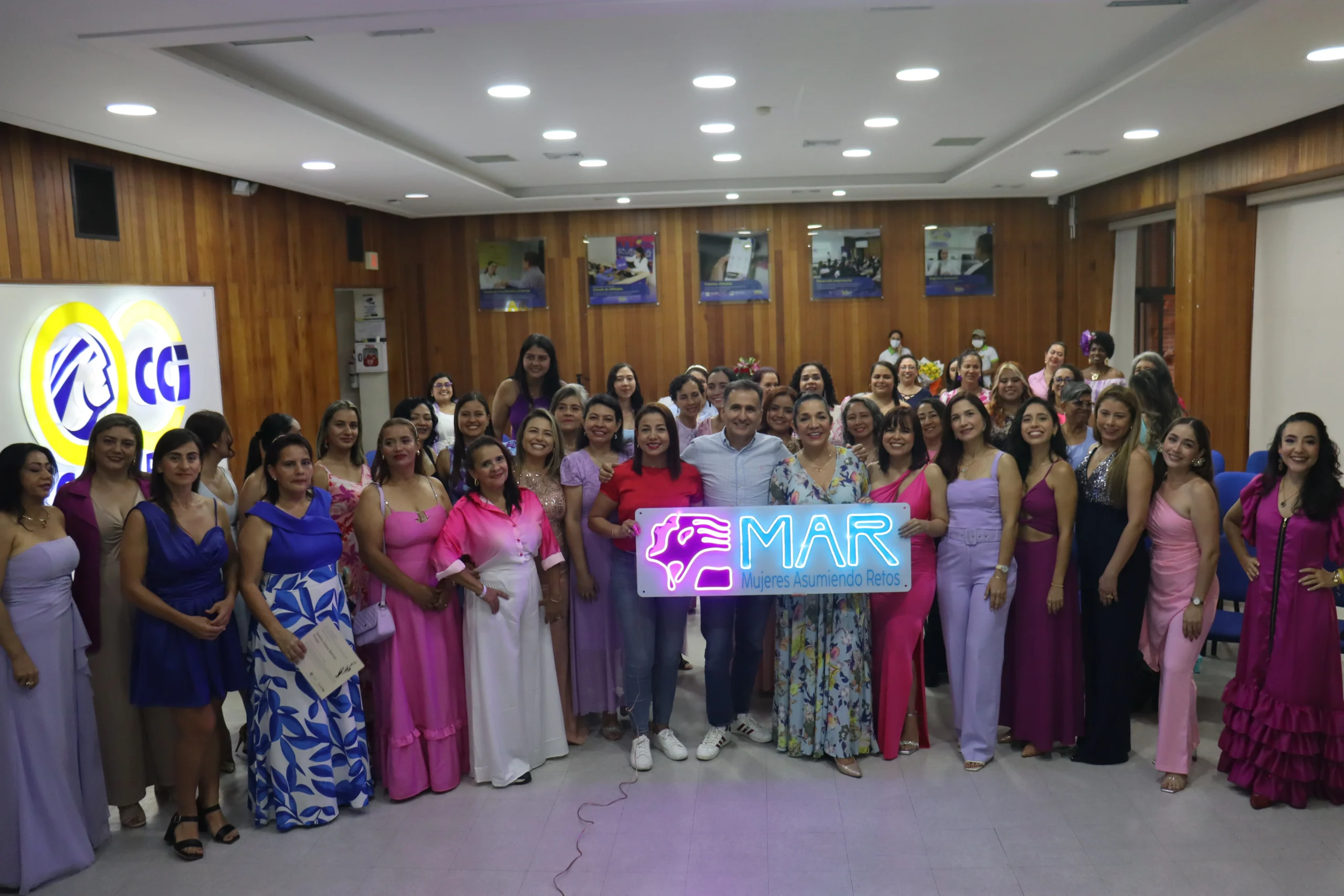 Asistentes al evento en una fotografía grupal