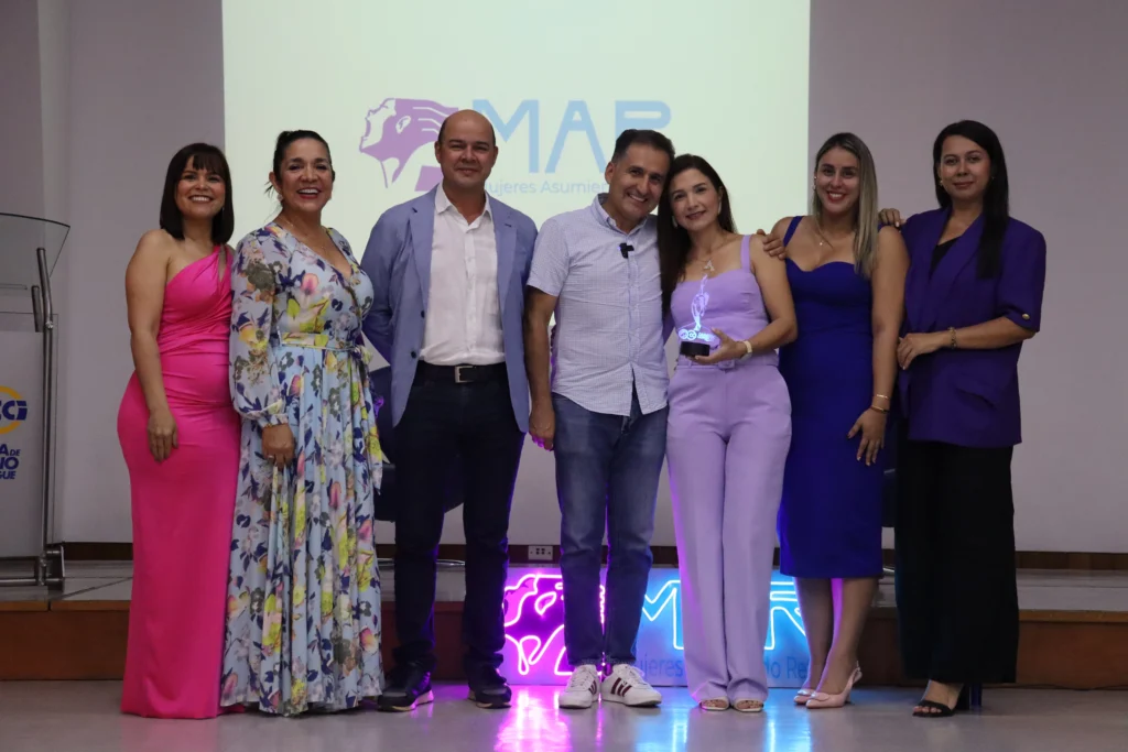 Ganadora del premio “Mujer MAR” 2025, junto con miembros de la CCI