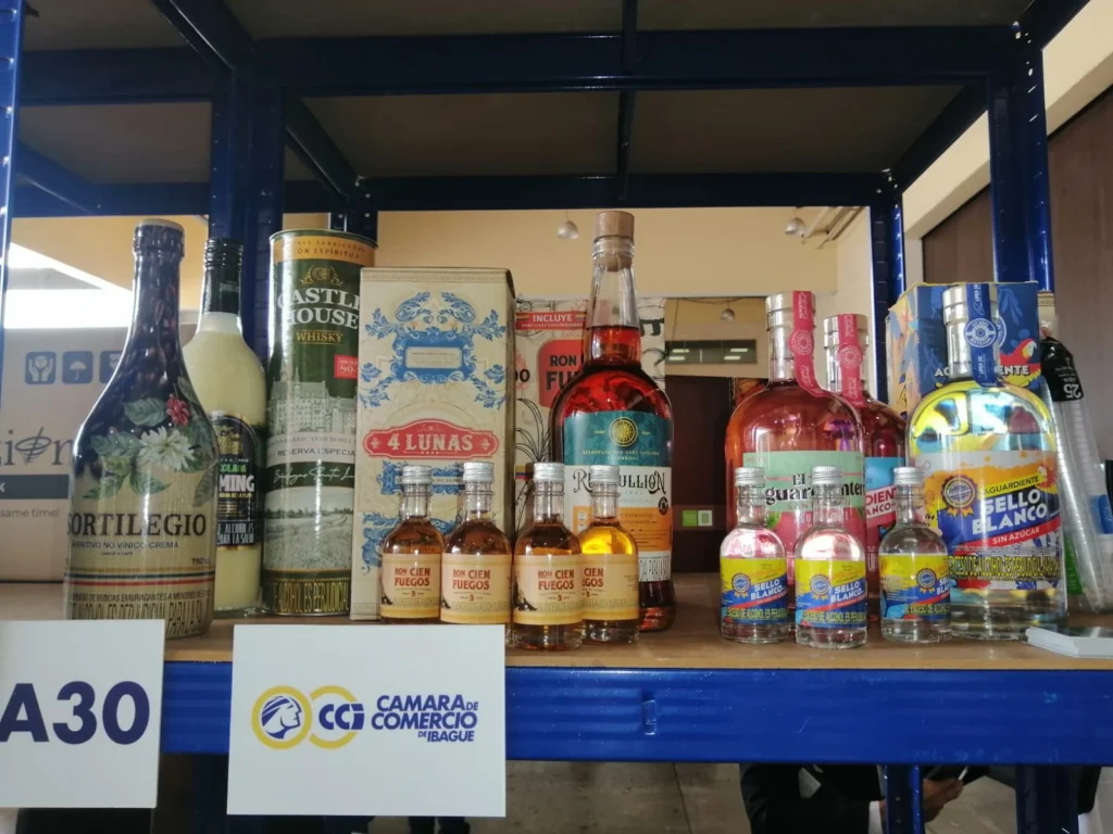 Góndola con productos diversos