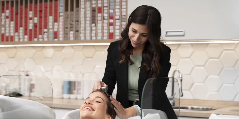 Capacítate en bioseguridad y garantiza la operación legal de tu establecimiento de belleza