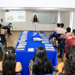 Fotografía de empresarios del sistema moda asistentes al lanzamiento de Colombia Textiles