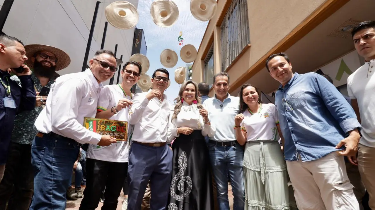 Fotografía alcaldesa Johana Aranda, alcaldesa Ibagué; Carlos Enciso, presidente ejecutivo CCI; Daniel Orjuela, Director Fenalco Tolima; empresarios del sector turismo y tecnología