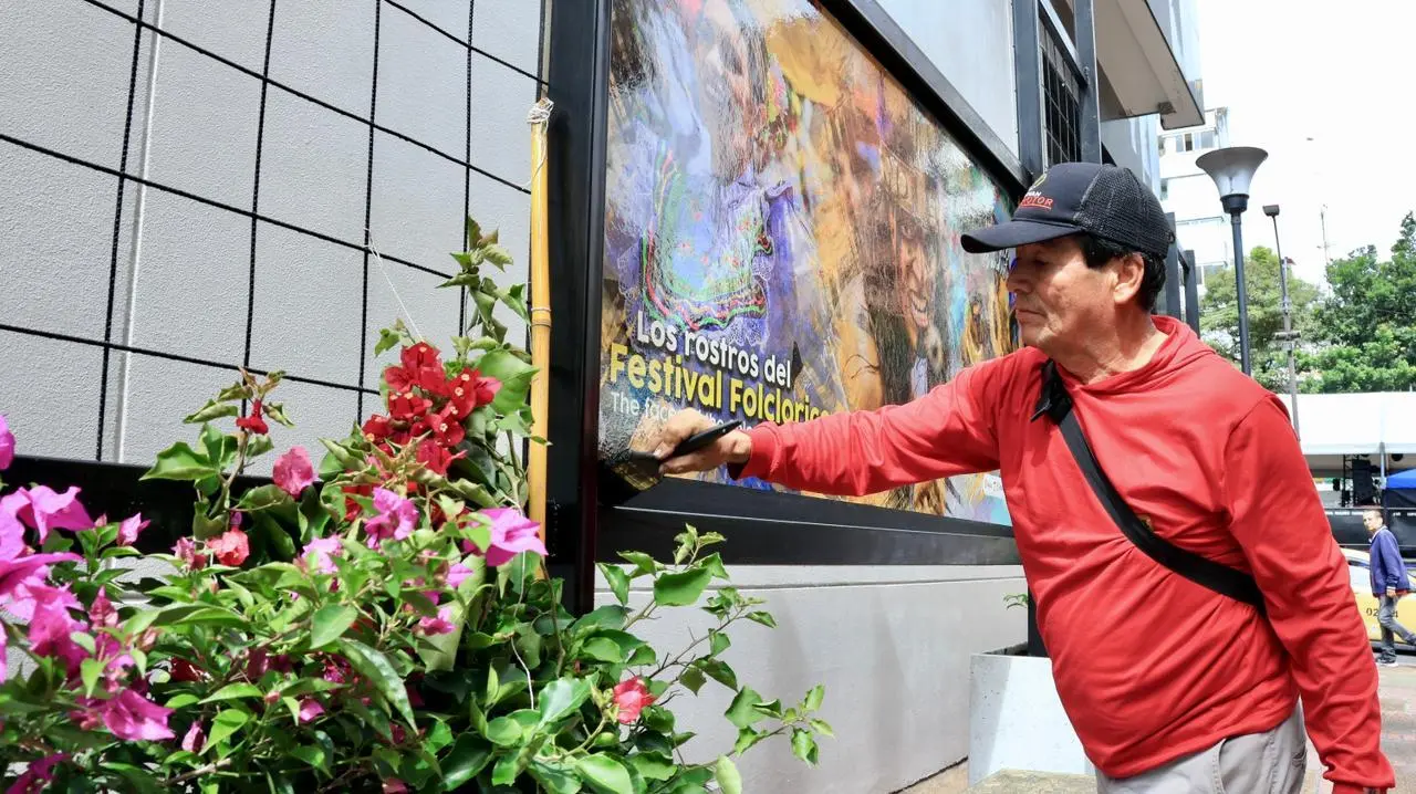 Fotografía instalación murales del Callejón de los Vientos 2025
