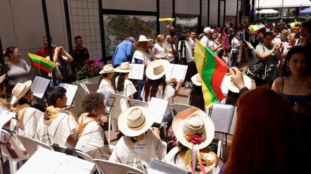 Fotografía banda musical juvenil lanzamiento Callejón de los Vientos 2025