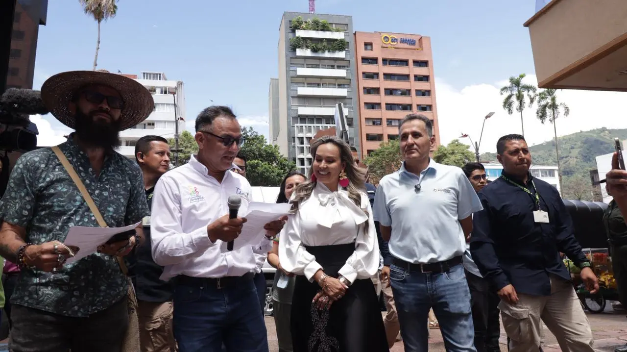 Segunda fotografía alcaldesa Johana Aranda, alcaldesa Ibagué; Carlos Enciso, presidente ejecutivo CCI; Daniel Orjuela, Director Fenalco Tolima; empresarios del sector turismo y tecnología