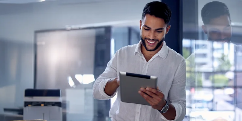 Fotografía de stock de joven emprendedor sonriente