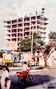 FOTOGRAFÍA EDIFICIO CAMINO DORADO EN CONSTRUCCION 1996