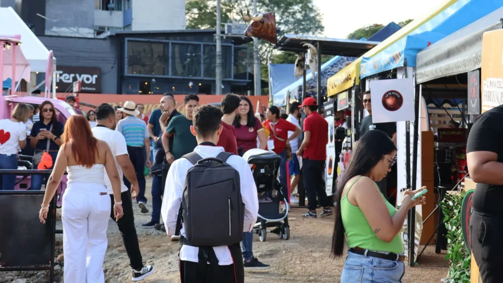 Fotografía 2 público asistente feria Ibagué Tierra de Sabores