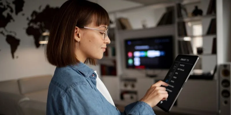 Imagen de stock - Mujer usando tecnología