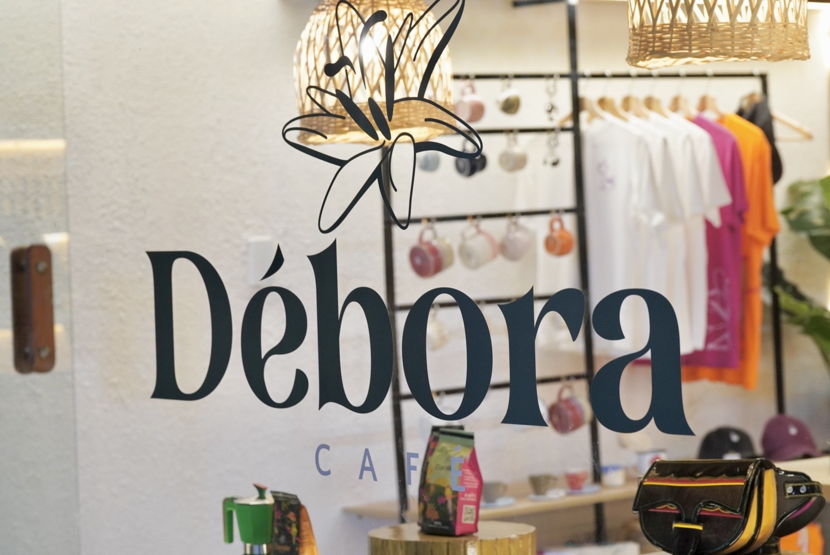 Fotografía detalle letrero Débora Café