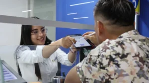 Atención personalizada en ventanilla: una funcionaria orienta a un usuario en un trámite digital
