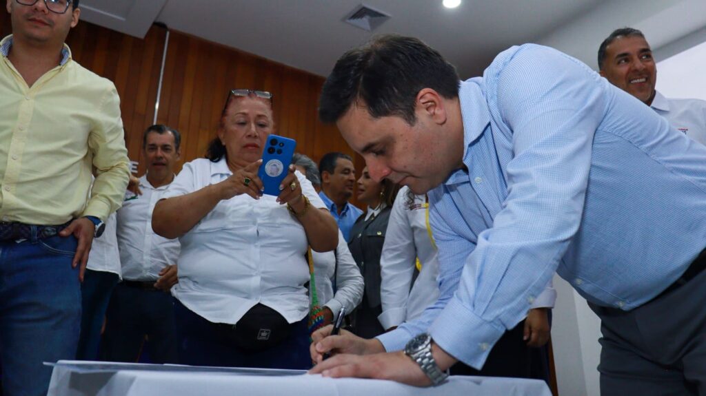 Efraín Valencia presidente del Comité Intergremial…olima firma el pacto compromiso por el Tolima