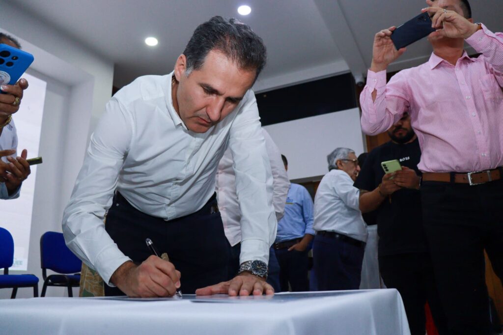 Carlos Hernando Enciso Pérez presidente ejecutivo de la Cámara de Comercio de Ibagué firma el pacto compromiso por el Tolima