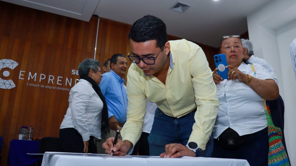 Daniel Orjuela director de Fenalco Tolima firma el pacto compromiso por el Tolima