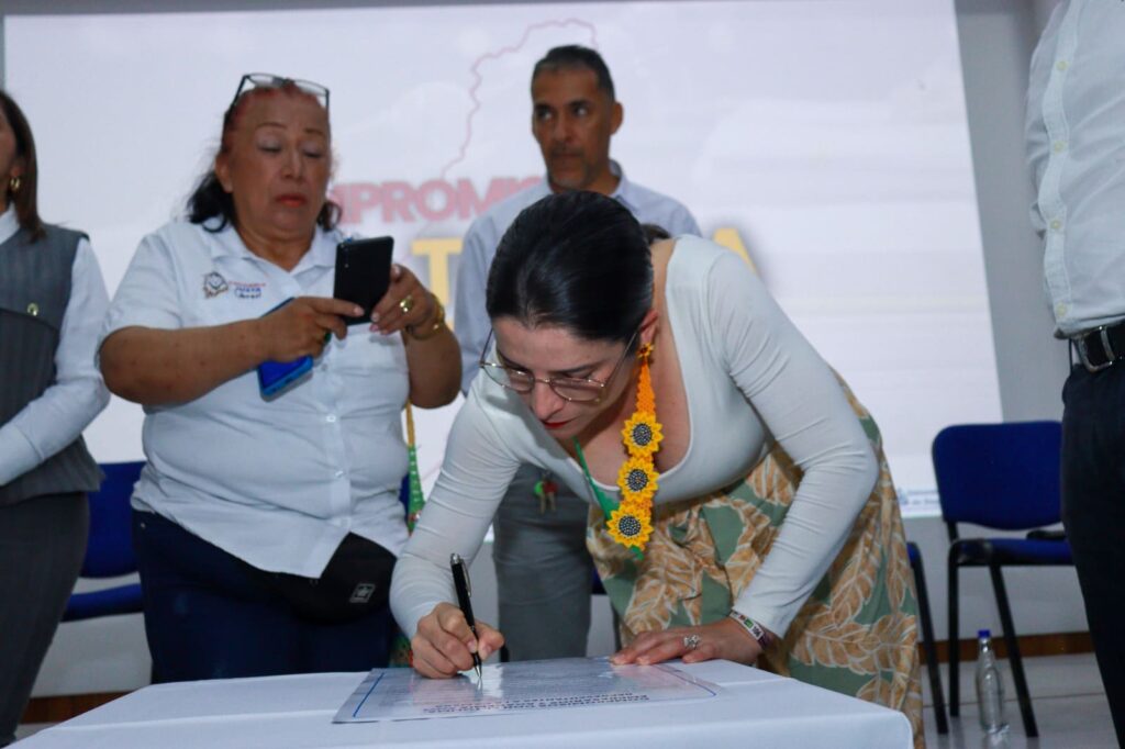 Martha Lisbeth Alfonso Jurado candidata Pacto Histórico - Alianza Verde firma el pacto compromiso por el Tolima