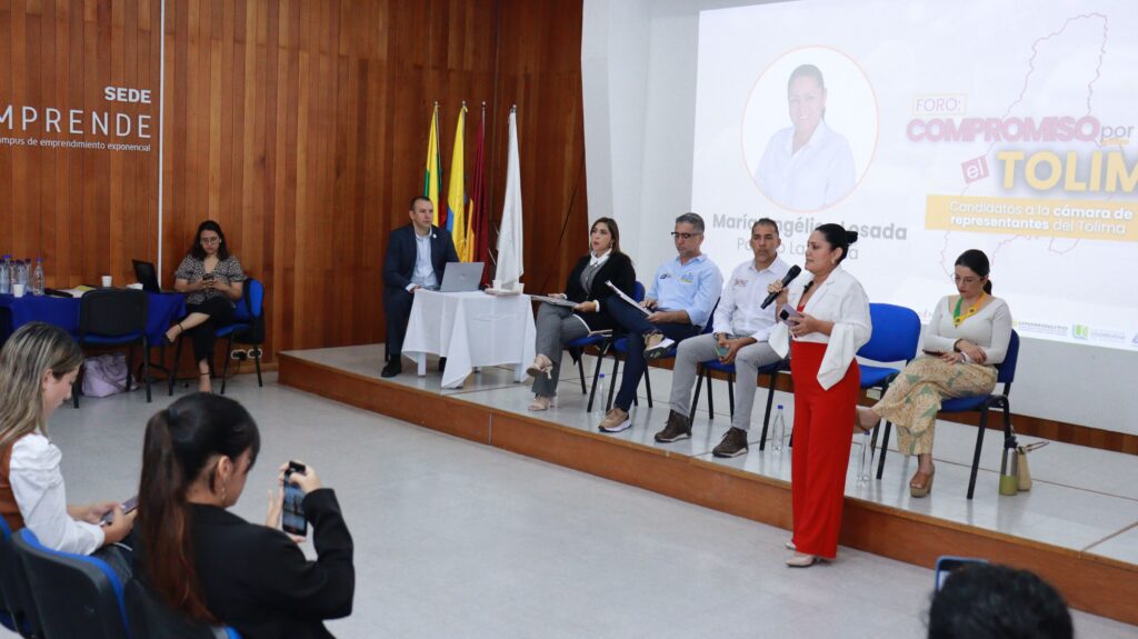 María Angélica Losada Vélez candidata por el partido La Fuerza responde una de las preguntas hechas en el foro