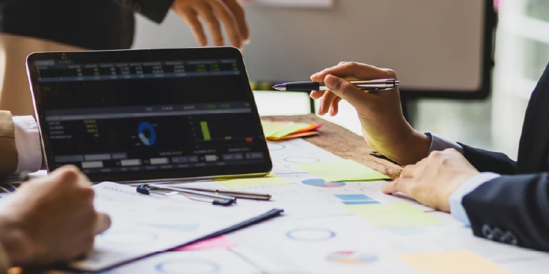 Equipo de trabajo analizando indicadores y gráficos financieros en una Tablet