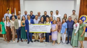 Entrega simbólica de 175 millones de pesos al Clúster de Salud del Tolima para fortalecer el proyecto Destino Tolima Salud.