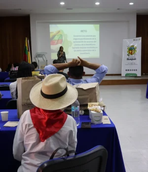 Asistentes al evento escuchando a uno de los participantes